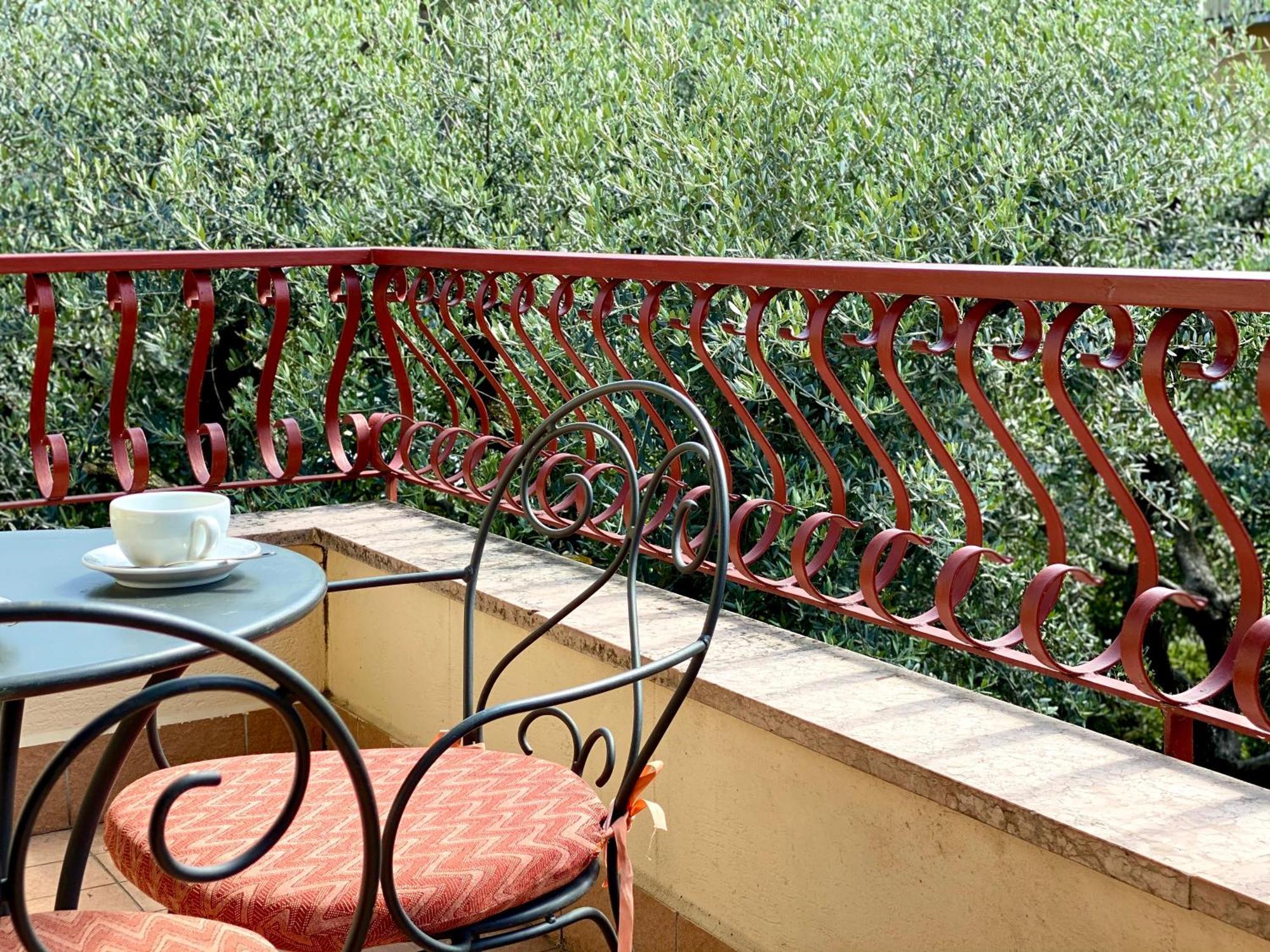 Jolly Apartments Сирмионе Екстериор снимка